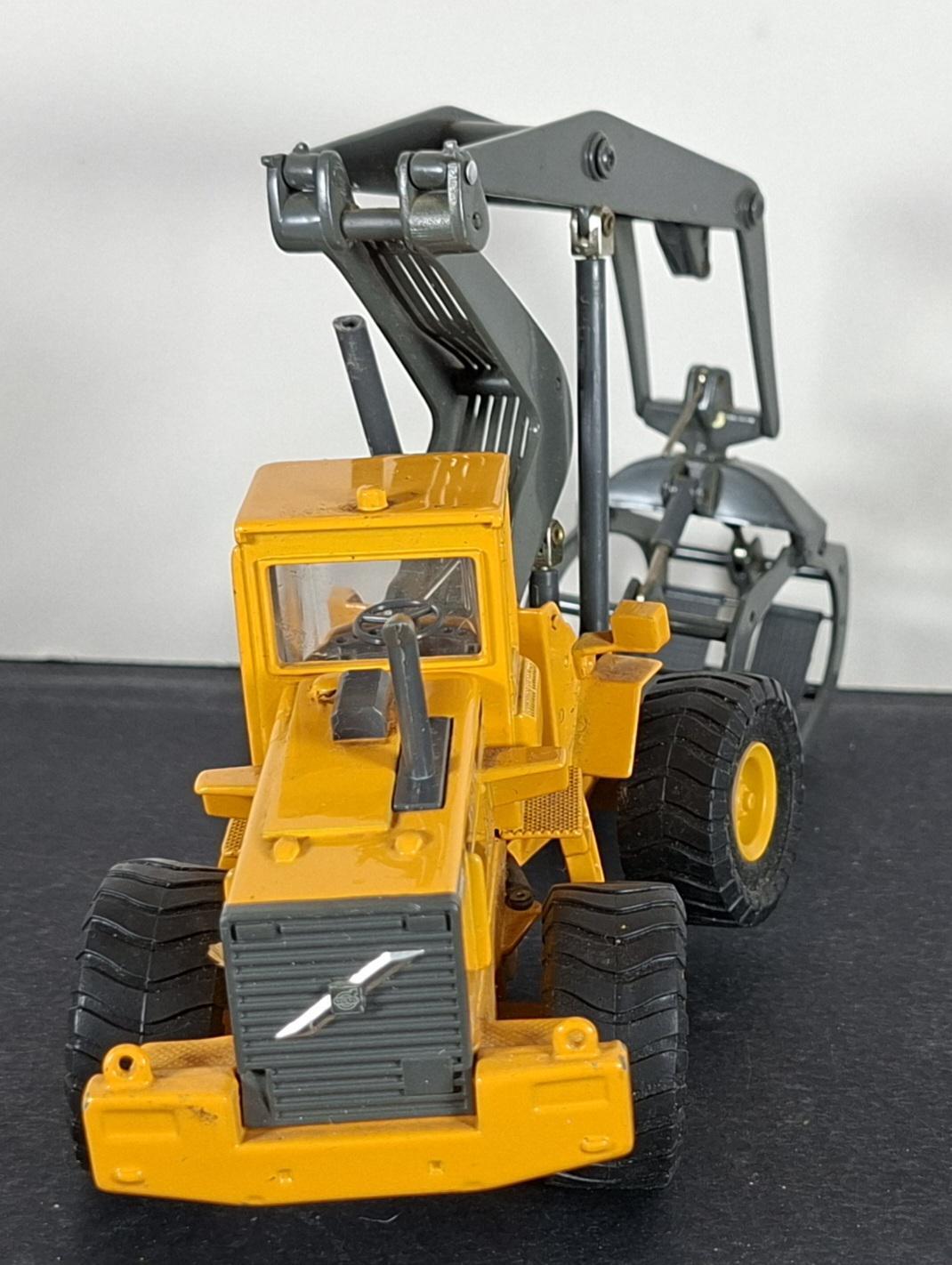 Boxed Scoop Volvo L180C High Lift