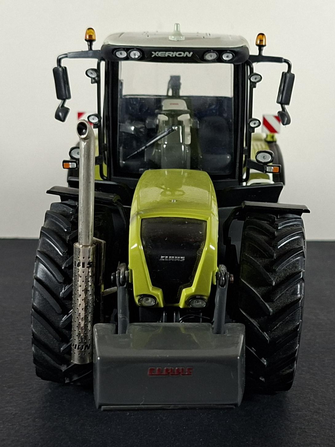 Boxed Universal Hobbies Claas Xerion 3300 Tractor - UH2670
