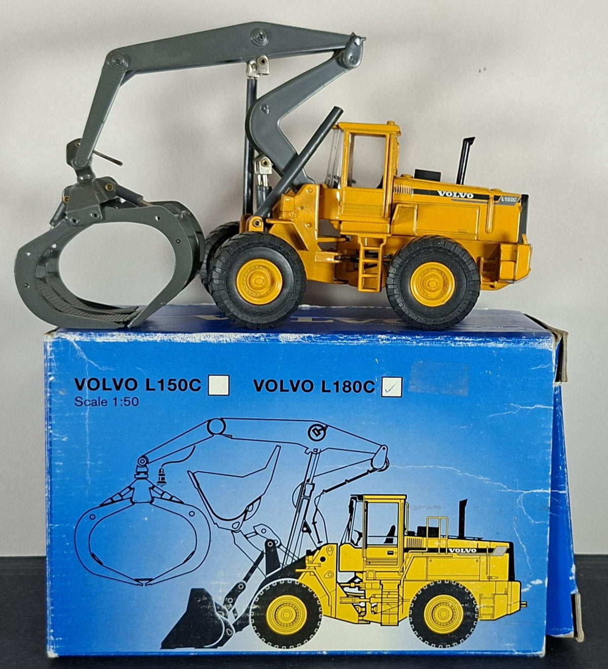 Boxed Scoop Volvo L180C High Lift