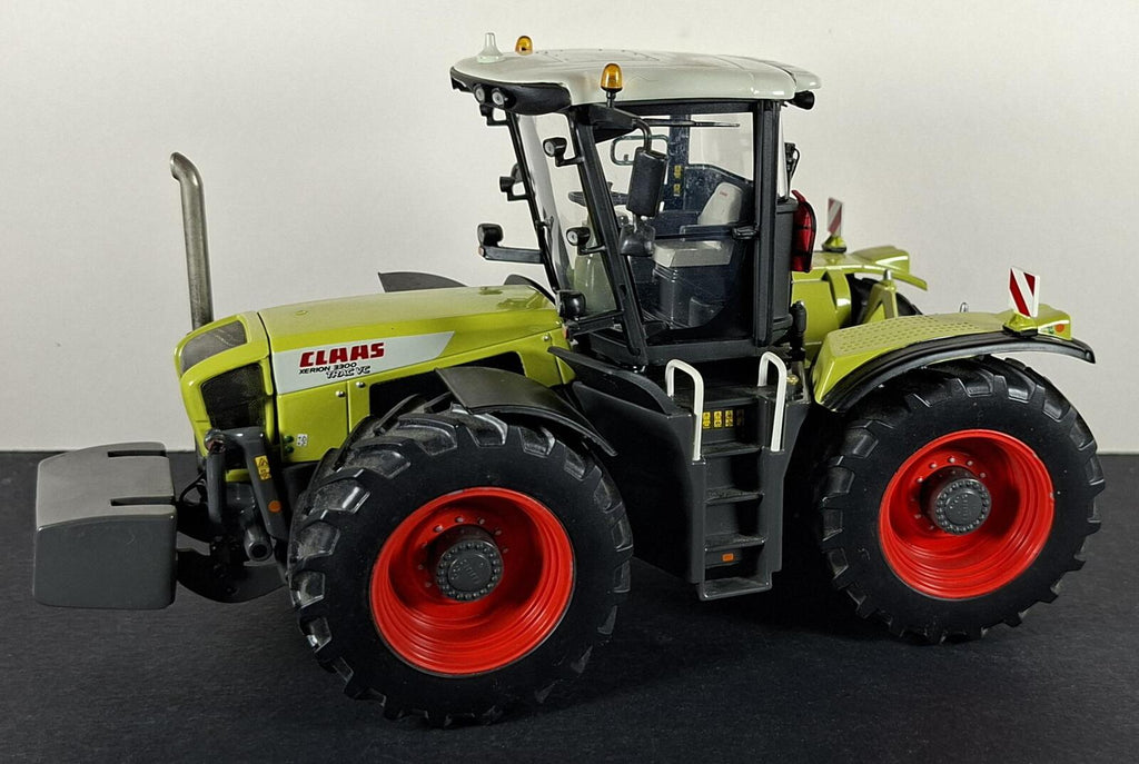 Boxed Universal Hobbies Claas Xerion 3300 Tractor - UH2670