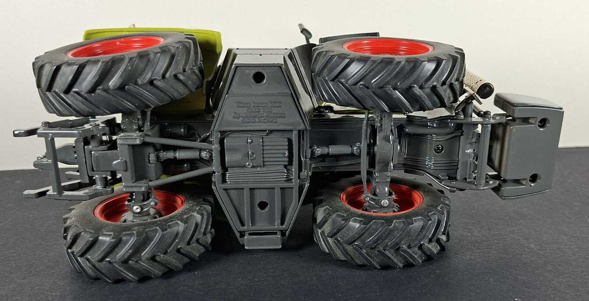 Boxed Universal Hobbies Claas Xerion 3300 Tractor - UH2670